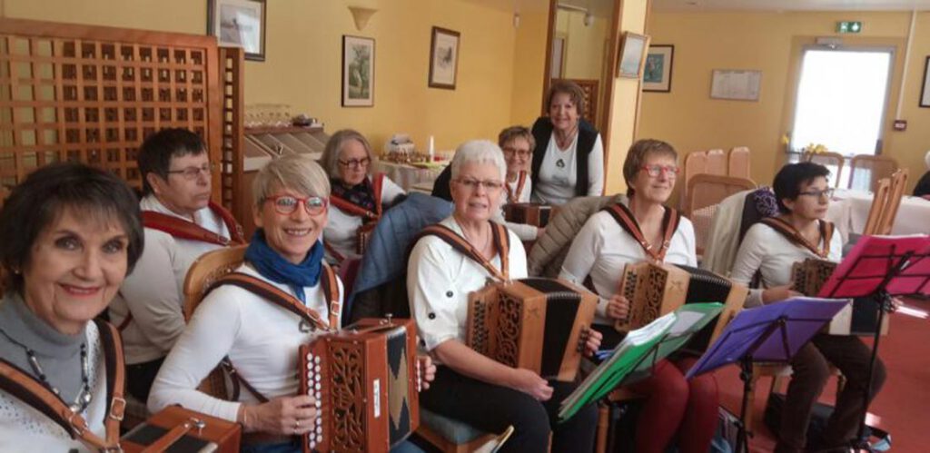 Dix accordéonistes à la résidence services seniors, les Hespérides Lorient